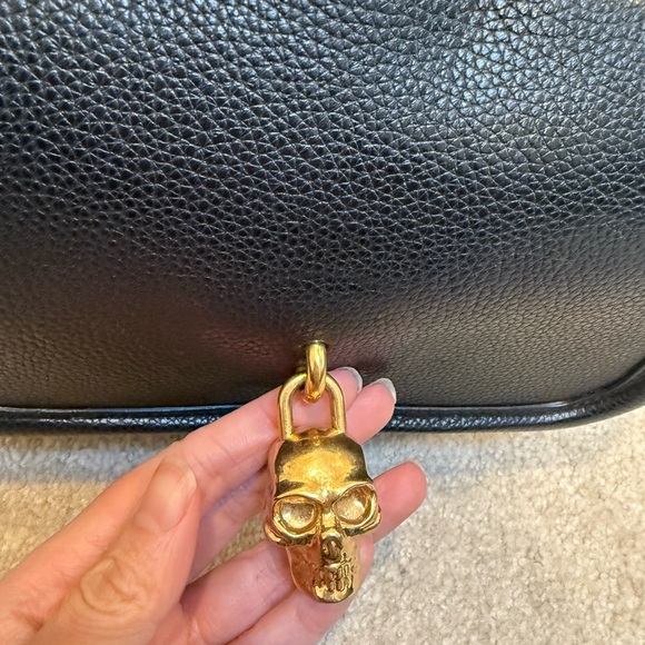 Authentic Alexander McQueen Iconic Skull Crossbody Bag - Picture 4 of 6